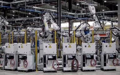 機(jī)器人助力汽車制造商應(yīng)對(duì)電動(dòng)汽車轉(zhuǎn)型挑戰(zhàn)